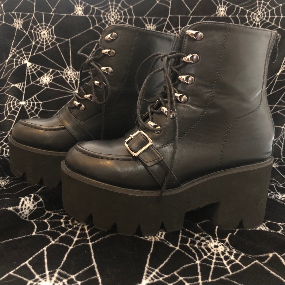 Platform combat boots with buckle